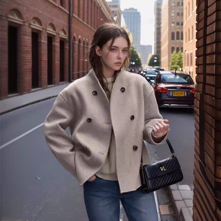 Damen mode kort jacka med dubbel knapprad och avslappnade ärmar Mirla-Eva Jonsson