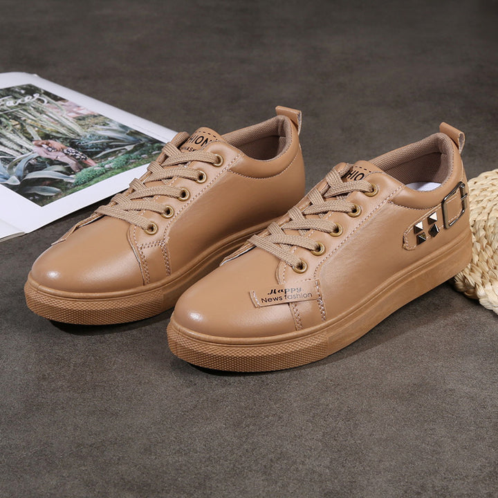 Damen mode sneakers med dekorativa nitar Mirla-Eva Jonsson