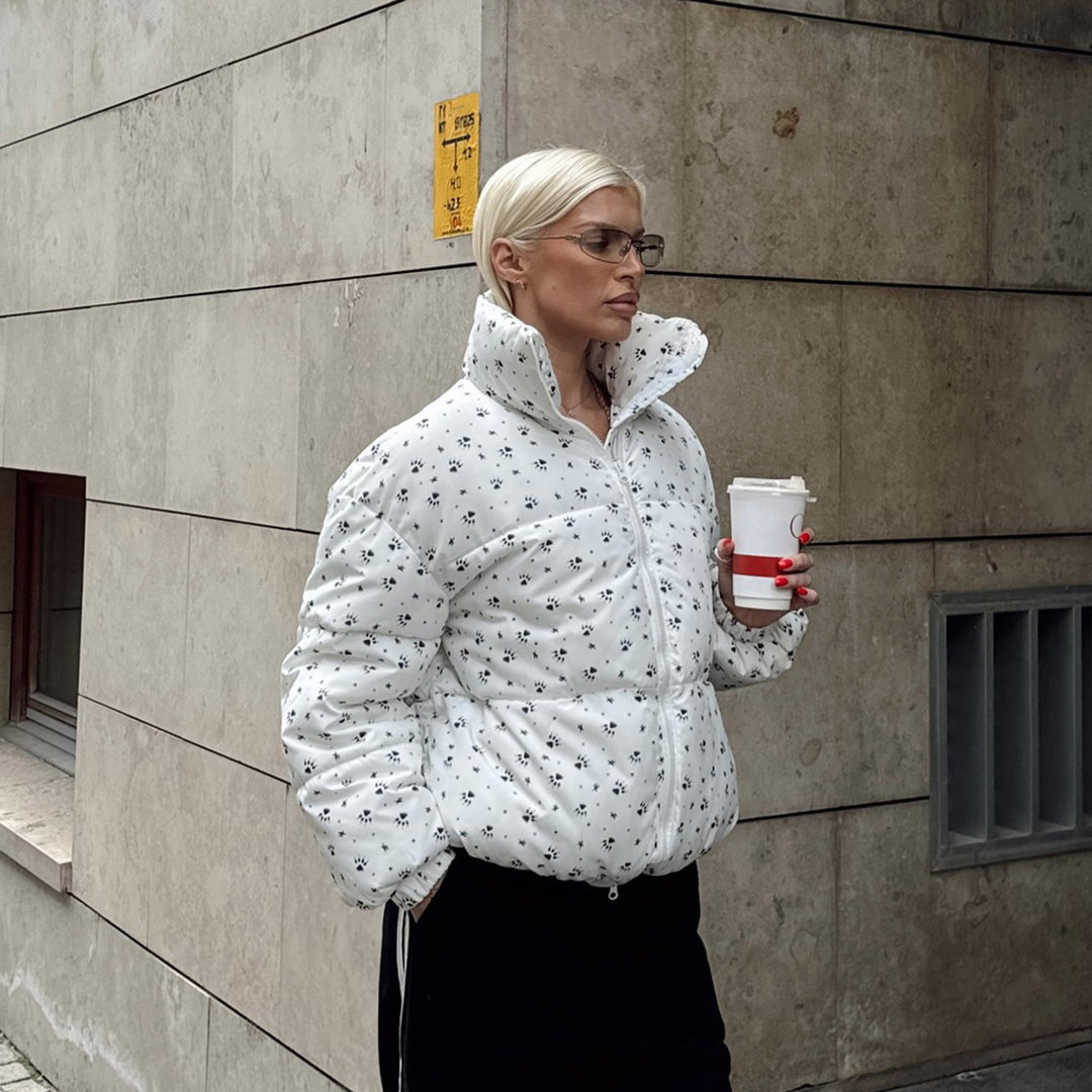 Damen modernt quiltad jacka med hög krage och blommönster Mirla-Eva Jonsson