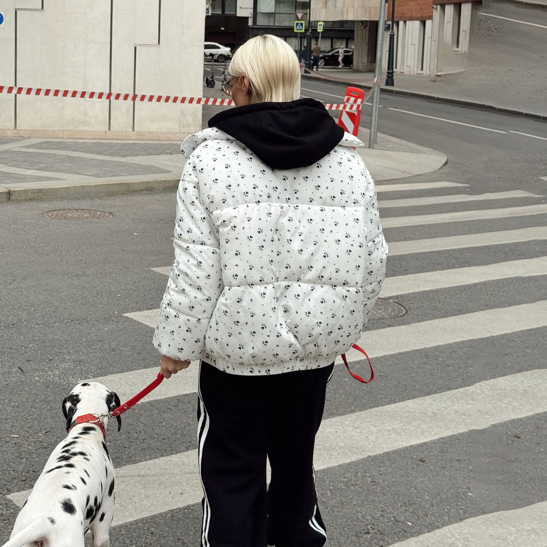 Damen modernt quiltad jacka med hög krage och blommönster Mirla-Eva Jonsson