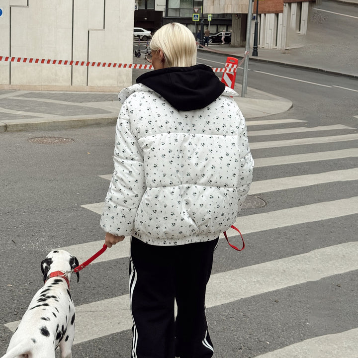 Damen modernt quiltad jacka med hög krage och blommönster Mirla-Eva Jonsson