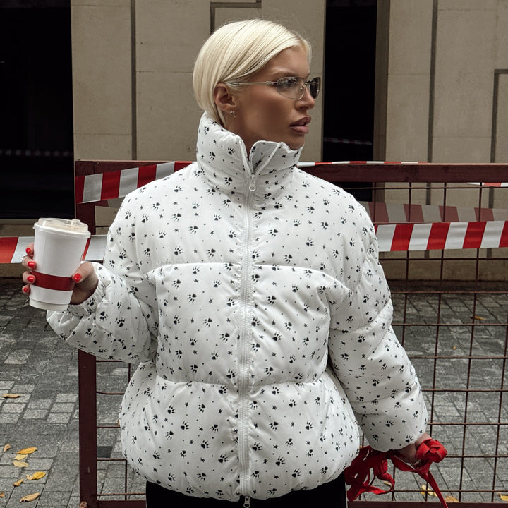 Damen modernt quiltad jacka med hög krage och blommönster Mirla-Eva Jonsson