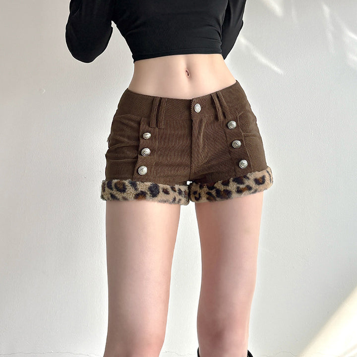 Damen modische Shorts aus Cord mit Kragenfransen und dekorativen Knöpfen Mirla-Eva Jonsson
