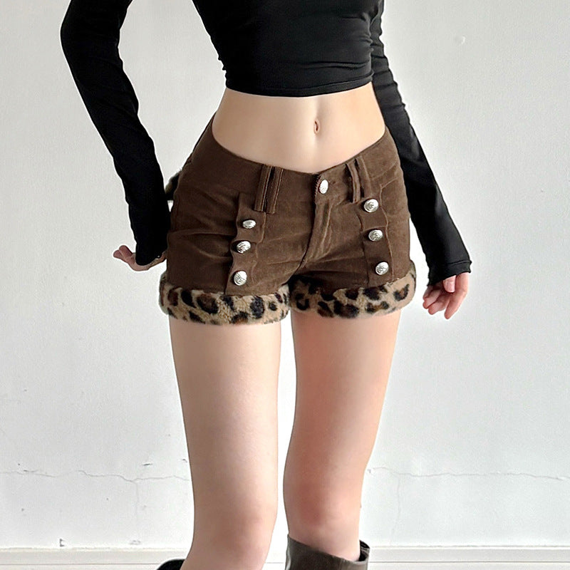 Damen modische Shorts aus Cord mit Kragenfransen und dekorativen Knöpfen Mirla-Eva Jonsson