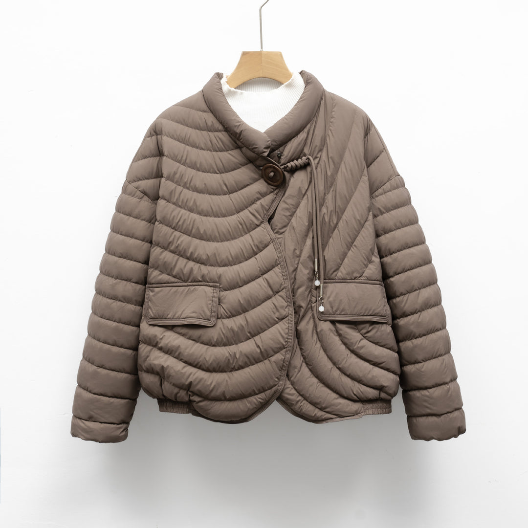 Damen modische Steppjacke mit asymmetrischem Schnitt und praktischen Taschen Eva Jonsson-Eva Jonsson