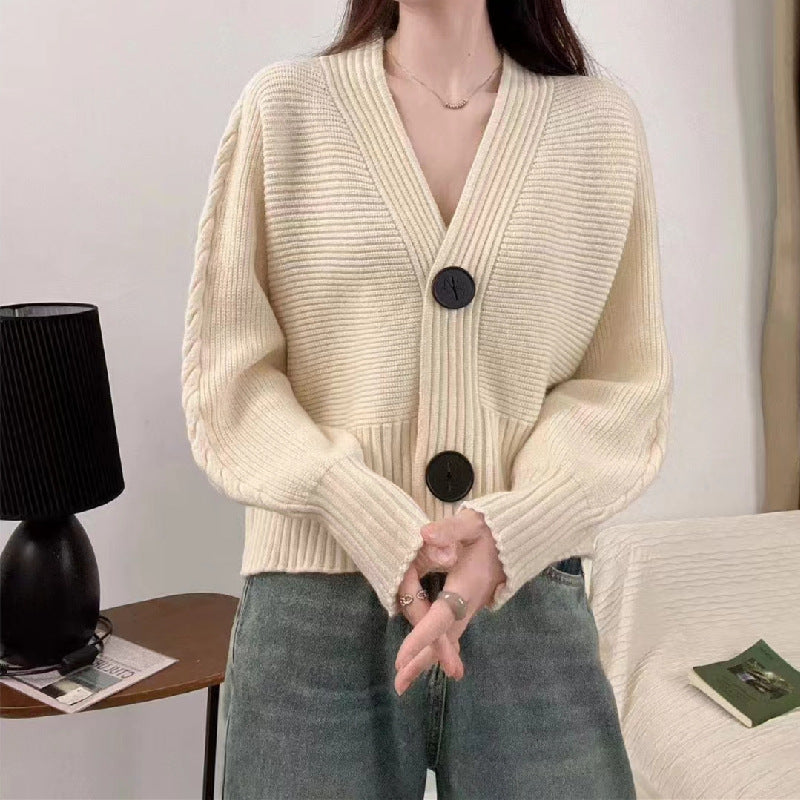 Damen modische Strickjacke mit großen Knöpfen und seitlich offenen Ärmeln Mirla-Eva Jonsson