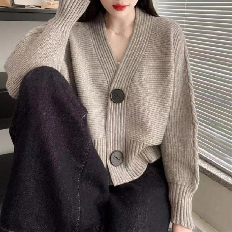 Damen modische Strickjacke mit großen Knöpfen und seitlich offenen Ärmeln Mirla-Eva Jonsson