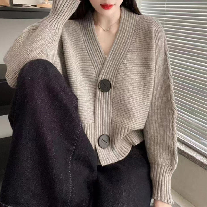 Damen modische Strickjacke mit großen Knöpfen und seitlich offenen Ärmeln Mirla-Eva Jonsson