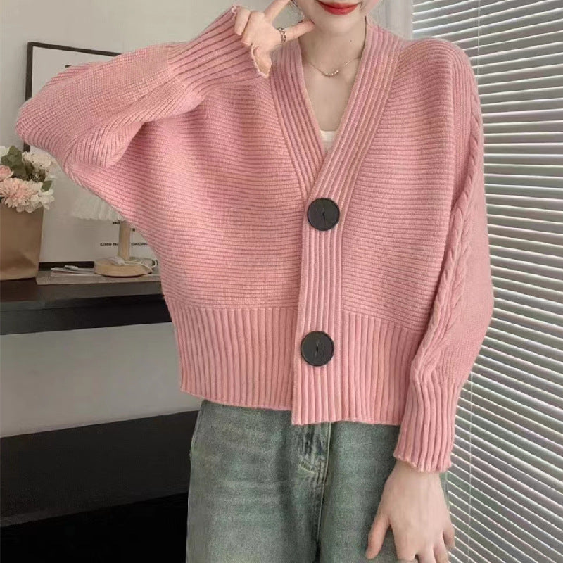 Damen modische Strickjacke mit großen Knöpfen und seitlich offenen Ärmeln Mirla-Eva Jonsson
