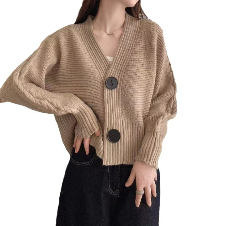 Damen modische Strickjacke mit großen Knöpfen und seitlich offenen Ärmeln Mirla-Eva Jonsson