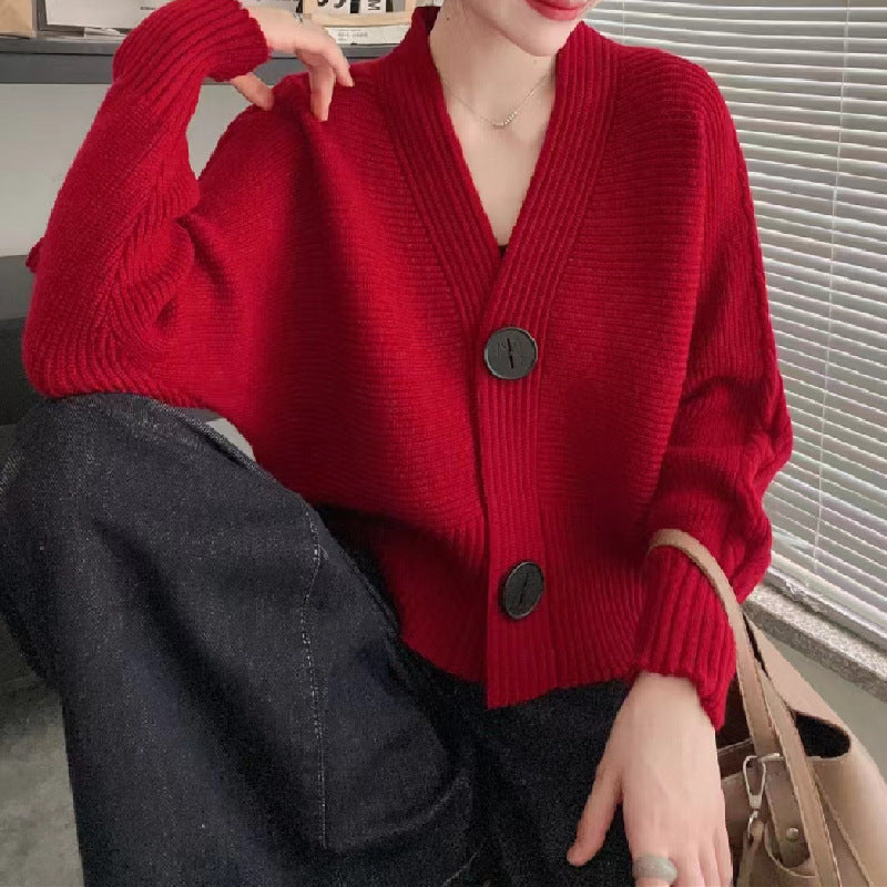 Damen modische Strickjacke mit großen Knöpfen und seitlich offenen Ärmeln Mirla-Eva Jonsson