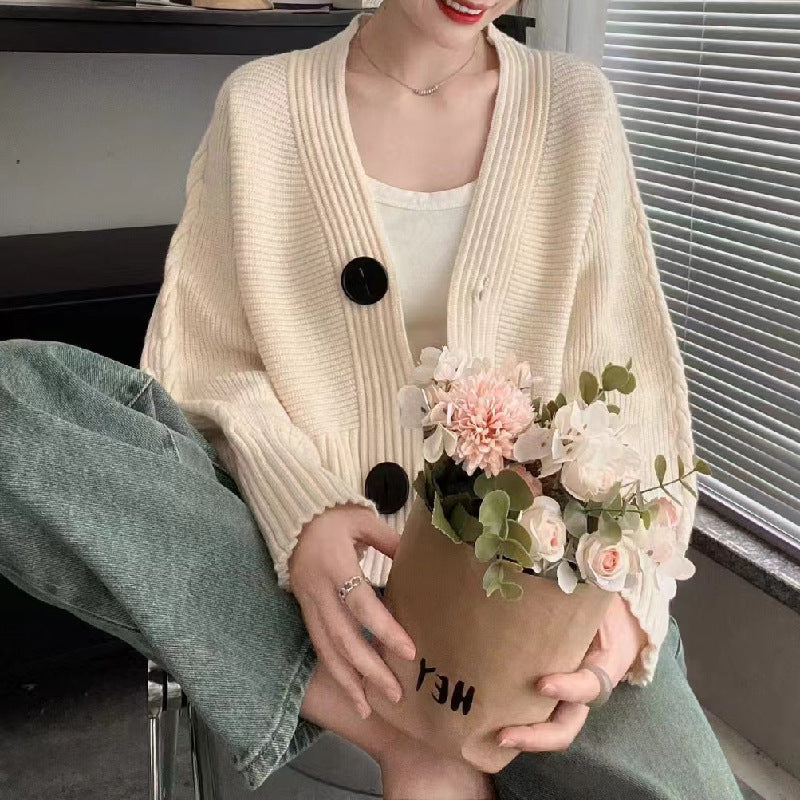 Damen modische Strickjacke mit großen Knöpfen und seitlich offenen Ärmeln Mirla-Eva Jonsson