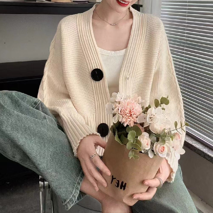 Damen modische Strickjacke mit großen Knöpfen und seitlich offenen Ärmeln Mirla-Eva Jonsson