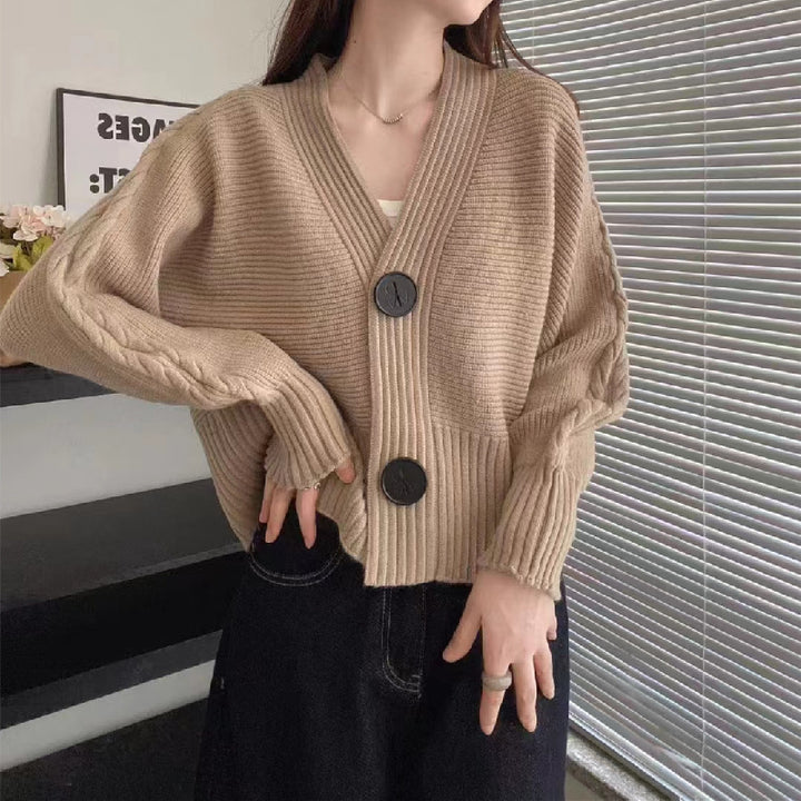 Damen modische Strickjacke mit großen Knöpfen und seitlich offenen Ärmeln Mirla-Eva Jonsson