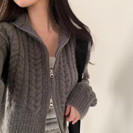 Damen modische Strickjacke mit strukturiertem Zopfmuster und kurzem Schnitt Mirla-Eva Jonsson