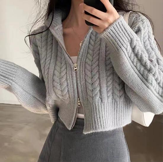 Damen modische Strickjacke mit strukturiertem Zopfmuster und kurzem Schnitt Mirla-Eva Jonsson