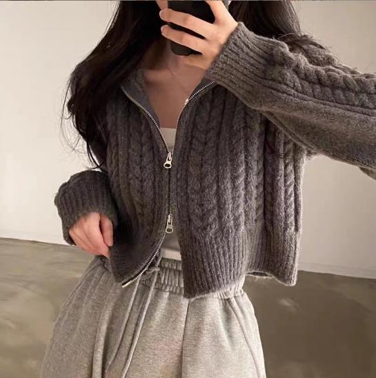 Damen modische Strickjacke mit strukturiertem Zopfmuster und kurzem Schnitt Mirla-Eva Jonsson