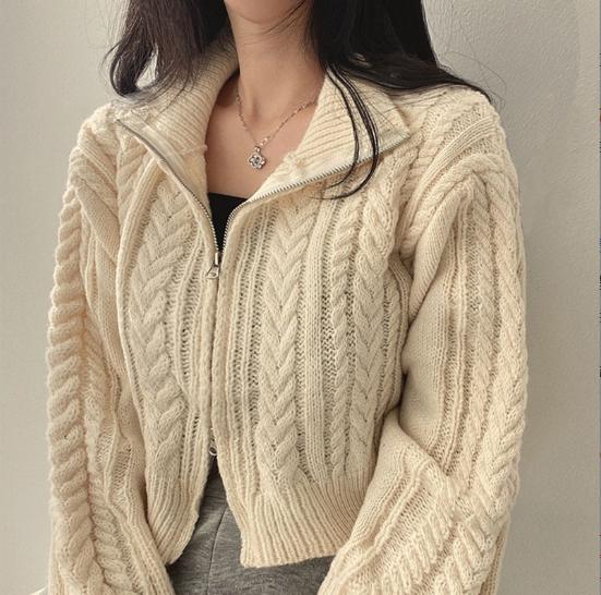 Damen modische Strickjacke mit strukturiertem Zopfmuster und kurzem Schnitt Mirla-Eva Jonsson