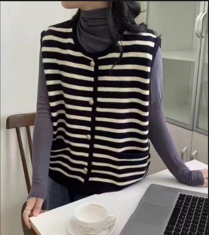 Damen modische Strickweste mit kontrastierenden Streifen und goldenen Knöpfen Mirla-Eva Jonsson