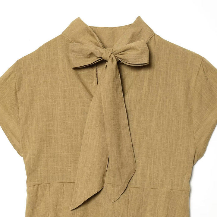 Damen modische blouse med asymmetrisk skärning och dekorativa veck Mirla-Eva Jonsson