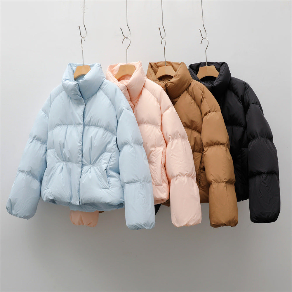 Damen modische gesteppte Kurzjacke mit hohem Kragen und praktischen Taschen Mirla-Eva Jonsson