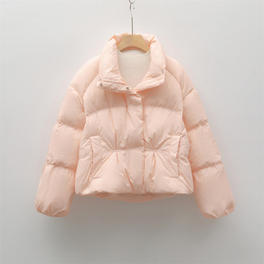 Damen modische gesteppte Kurzjacke mit hohem Kragen und praktischen Taschen Mirla-Eva Jonsson