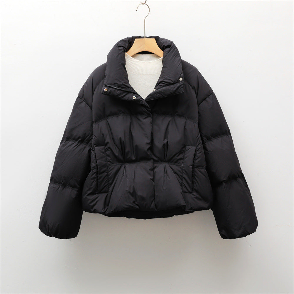 Damen modische gesteppte Kurzjacke mit hohem Kragen und praktischen Taschen Mirla-Eva Jonsson
