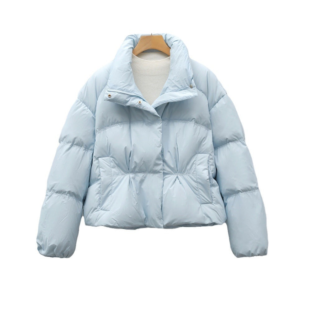 Damen modische gesteppte Kurzjacke mit hohem Kragen und praktischen Taschen Mirla-Eva Jonsson