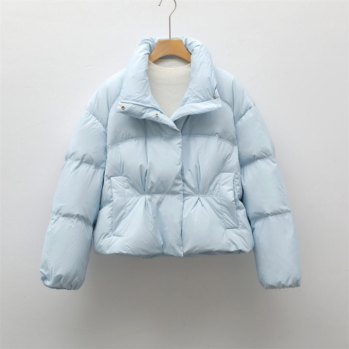 Damen modische gesteppte Kurzjacke mit hohem Kragen und praktischen Taschen Mirla-Eva Jonsson