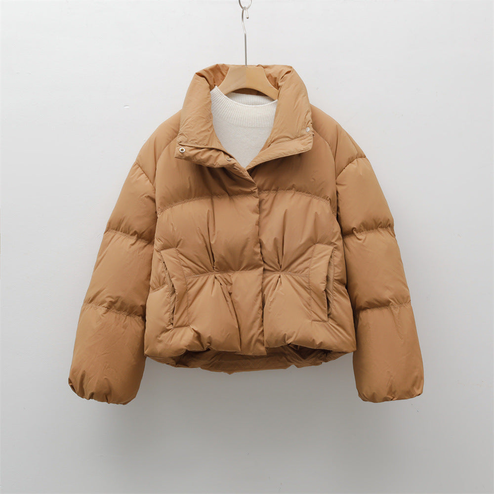 Damen modische gesteppte Kurzjacke mit hohem Kragen und praktischen Taschen Mirla-Eva Jonsson