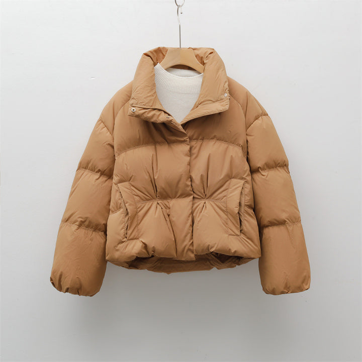Damen modische gesteppte Kurzjacke mit hohem Kragen und praktischen Taschen Mirla-Eva Jonsson