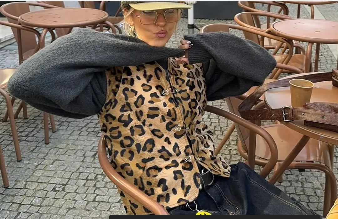 Damen modische väst i leopardmönster med bekväma ärmar Mirla-Eva Jonsson