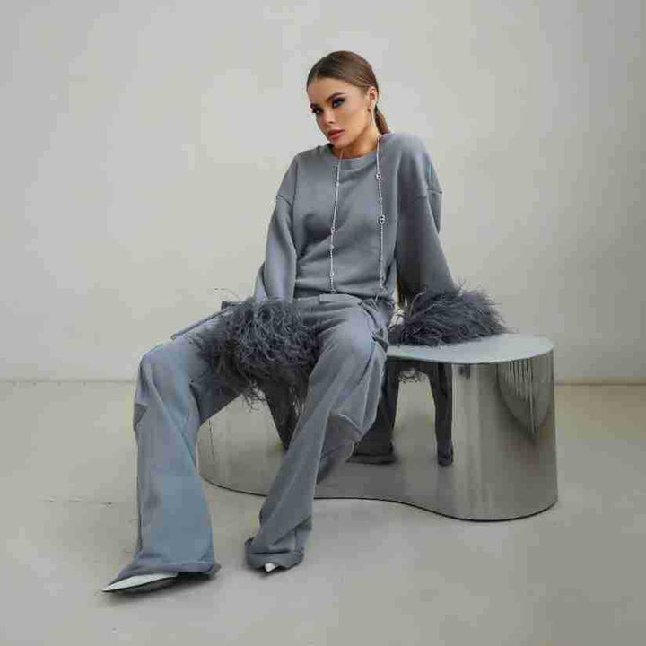 Damen modischer Lounge-set med iögonfallande fjäderdetaillering Mirla-Eva Jonsson