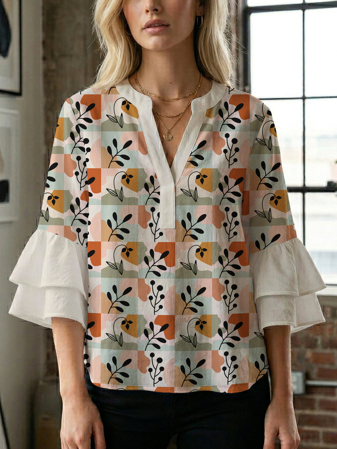 Damen modisches Oberteil mit Rüschendetails und kreativem Muster Mirla-Eva Jonsson