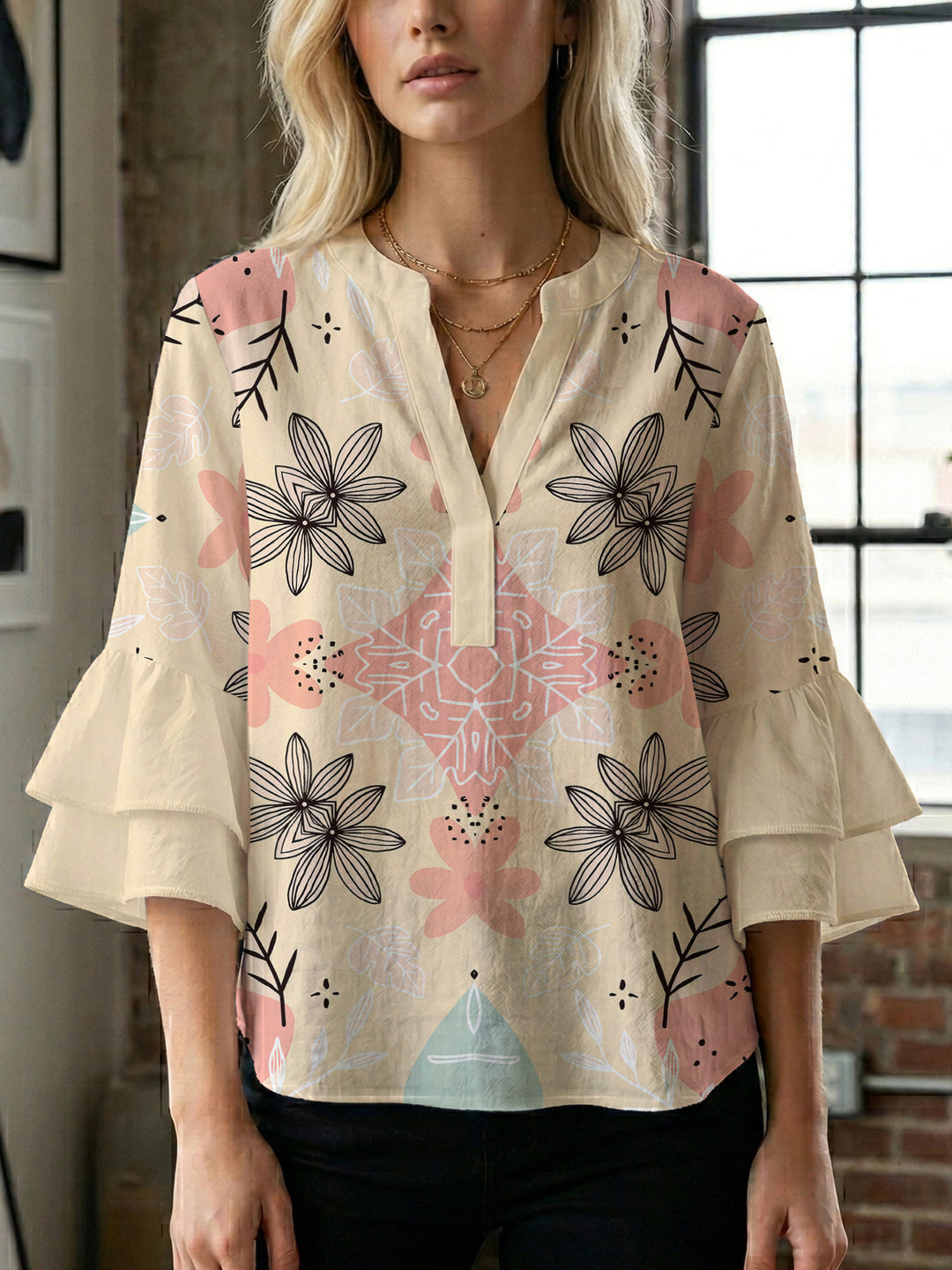 Damen modisches Oberteil mit Rüschendetails und kreativem Muster Mirla-Eva Jonsson
