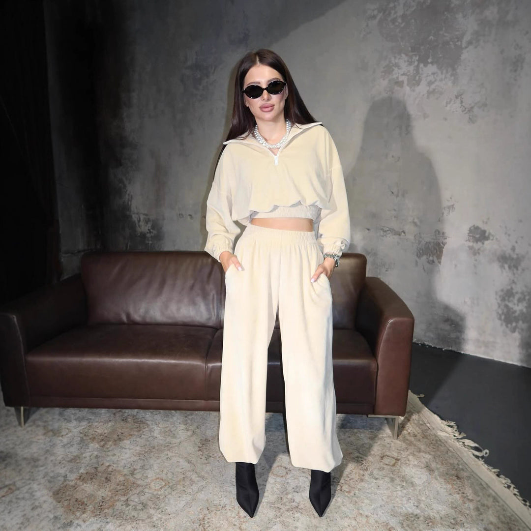 Damen modisk fritidsset med cropped tröja och lösa byxor Mirla-Eva Jonsson