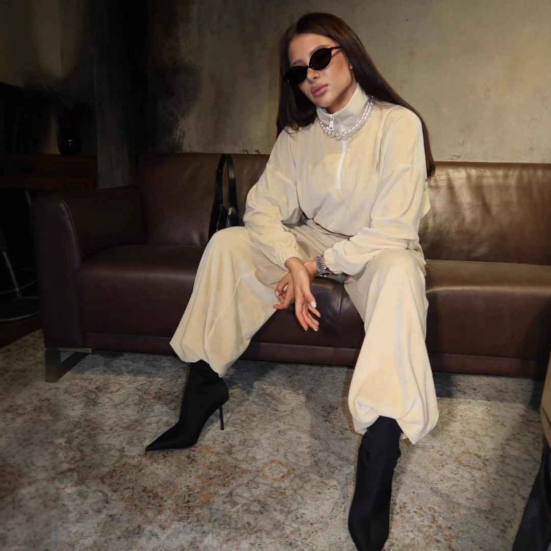 Damen modisk fritidsset med cropped tröja och lösa byxor Mirla-Eva Jonsson