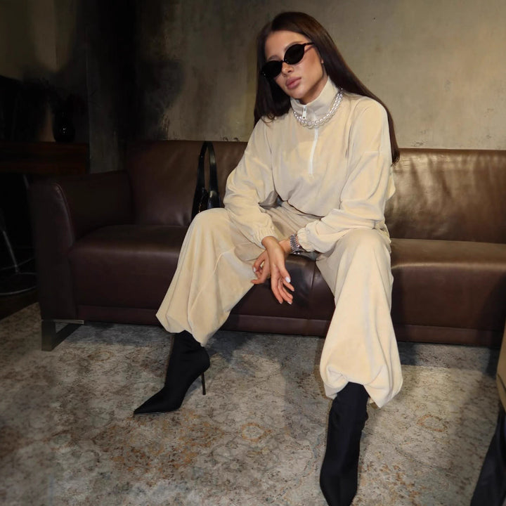 Damen modisk fritidsset med cropped tröja och lösa byxor Mirla-Eva Jonsson