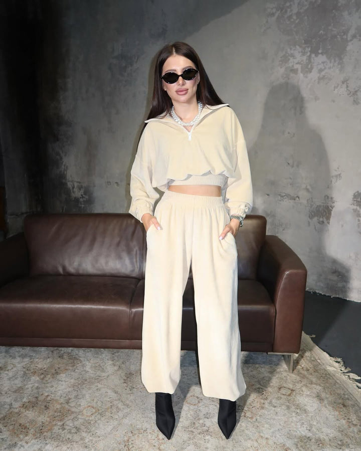 Damen modisk fritidsset med cropped tröja och lösa byxor Mirla-Eva Jonsson