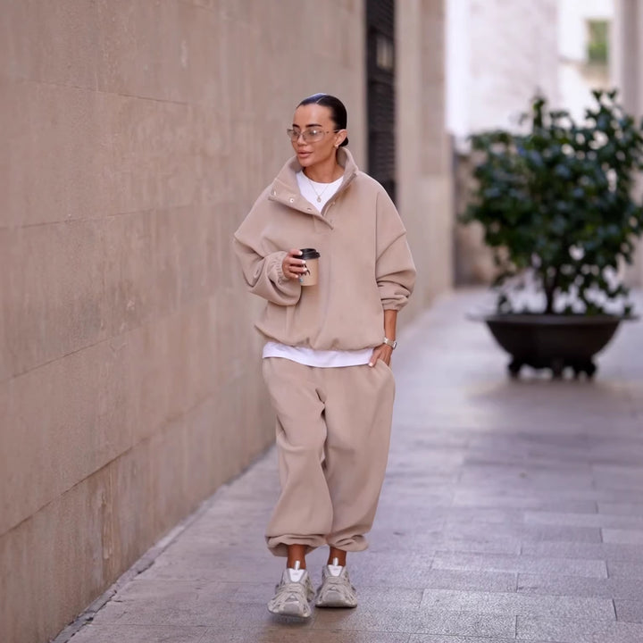 Damen mysig oversized fleece-pullover med hög krage och elegant dragskoapplikation Mirla-Eva Jonsson