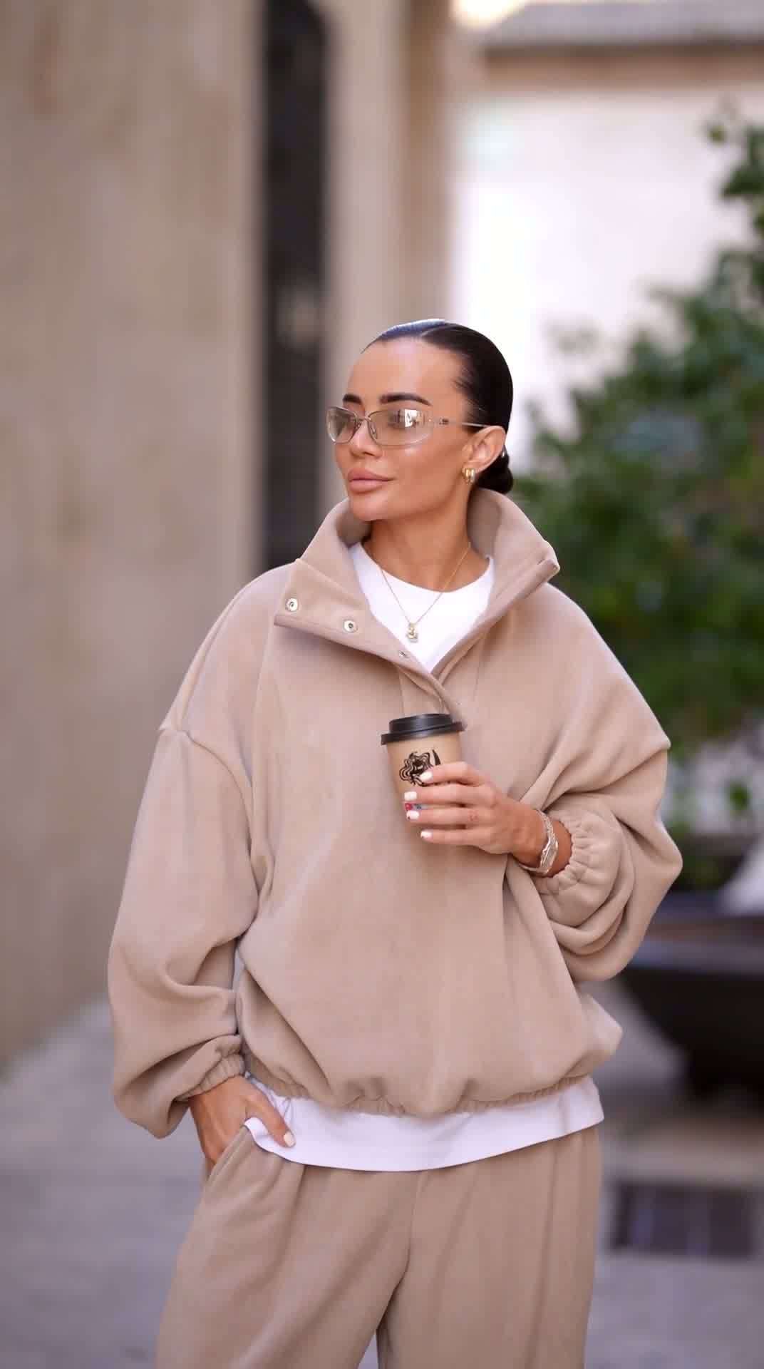 Damen mysig oversized fleece-pullover med hög krage och elegant dragskoapplikation Mirla-Eva Jonsson