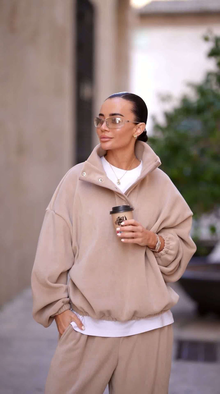 Damen mysig oversized fleece-pullover med hög krage och elegant dragskoapplikation Mirla-Eva Jonsson