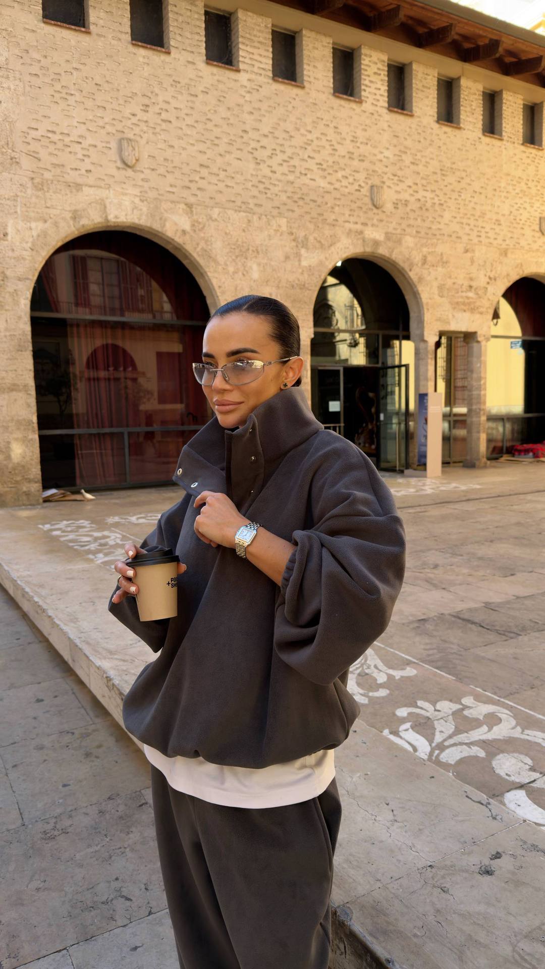 Damen mysig oversized fleece-pullover med hög krage och elegant dragskoapplikation Mirla-Eva Jonsson