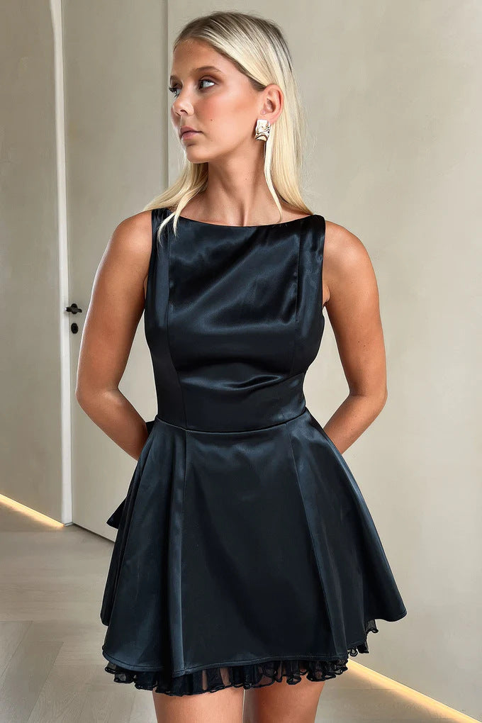 Damen satin minikjol med svängande volang och elegant snitt Mirla-Eva Jonsson