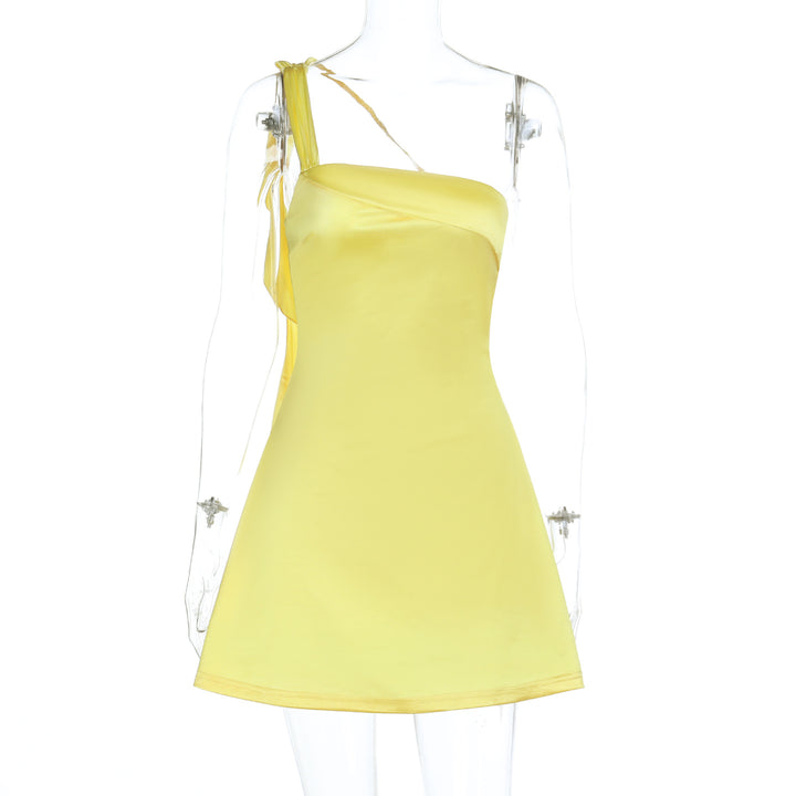 Damen satinhed off-shoulder minikjole med legende design og asymmetrisk snit Mirla-Eva Jonsson