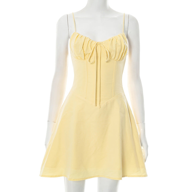 Damen sommarklänning med ruffle-detalj och lekfull design Mirla-Eva Jonsson