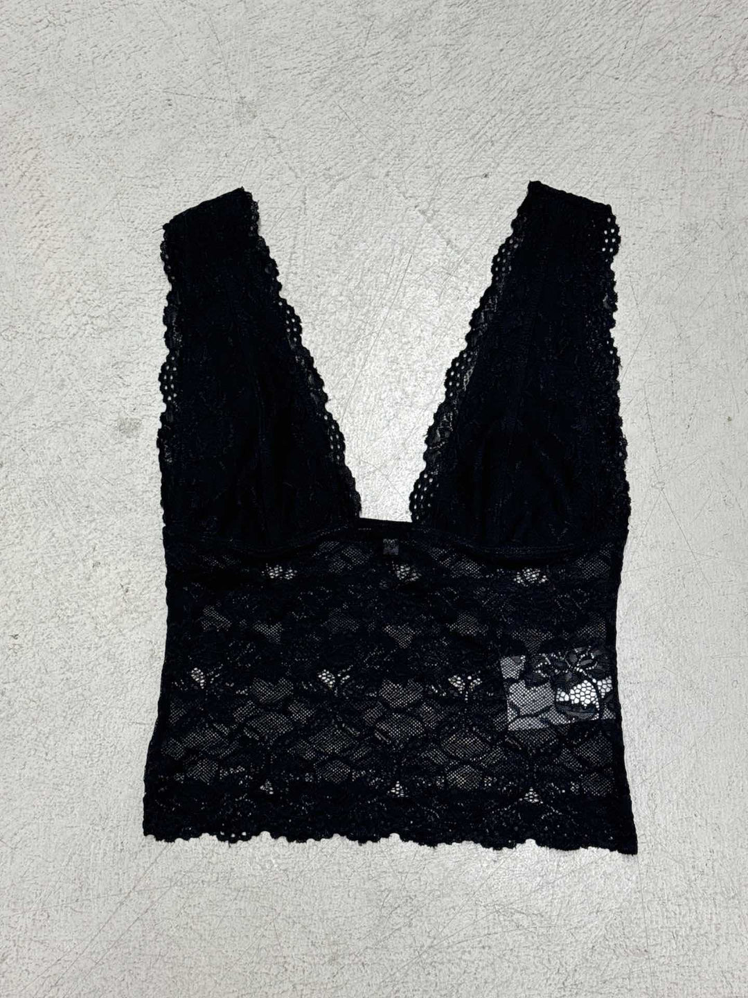 Damen spets-bustier med djupt V-ringning och eleganta volangdetaljer Mirla-Eva Jonsson