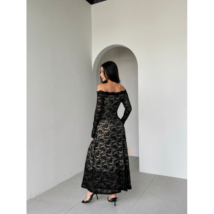 Damen spets långärmad klänning med off-shoulder design och elegant transparens Mirla-Eva Jonsson