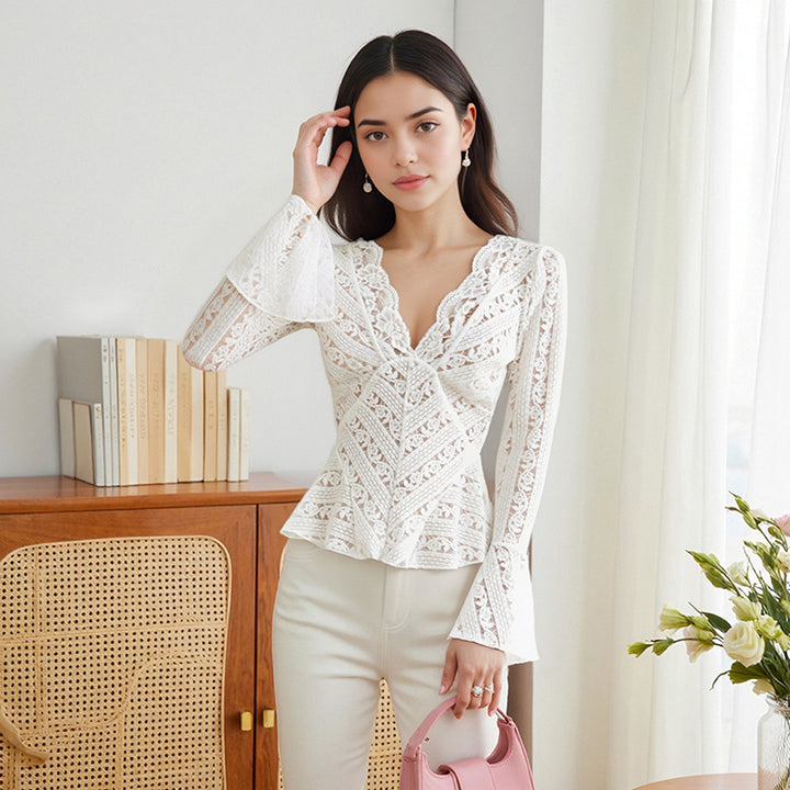 Damen spitzen shirt med utställda ärmar och figursydd design Mirla-Eva Jonsson