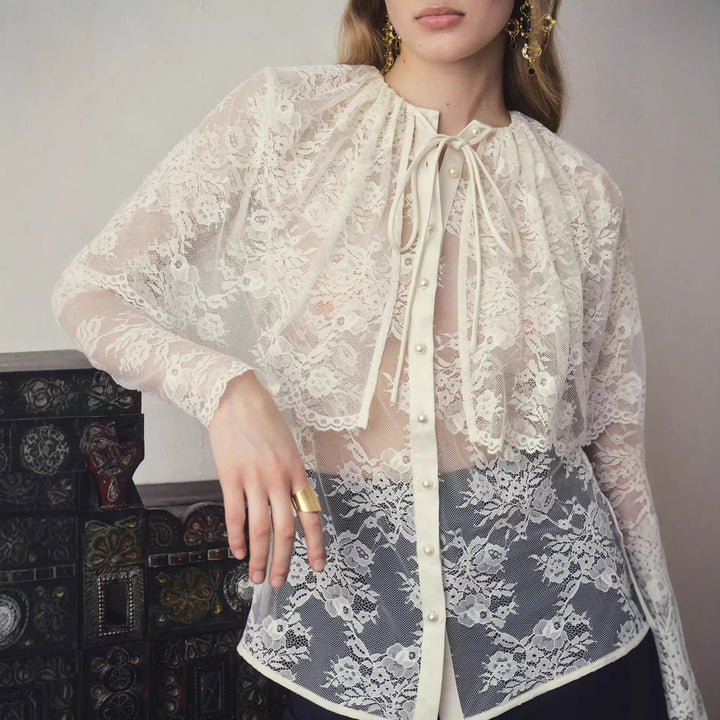 Damen spitzenblus med elegant slinga dekoration och transparenta insatser Mirla-Eva Jonsson